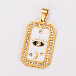 Dettaglio del ciondolo tarocchi placcato oro 18K con smalto bianco, malocchio e stelle
