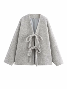 Dettaglio del cardigan grigio in peluche con due lacci a nastro e fodera in raso