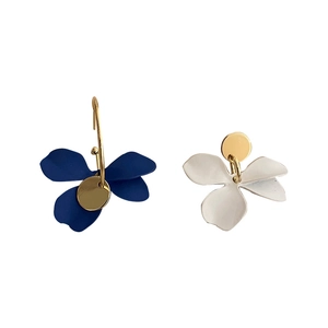 Asymmetric blue and white flower stud earrings with gold metal finish for women