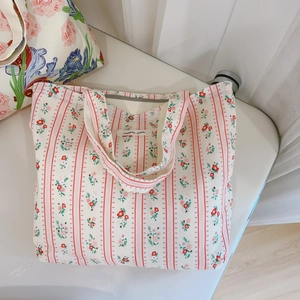 Petit sac en coton rose à fleurs avec rayures et étiquette simple wish vue de haut