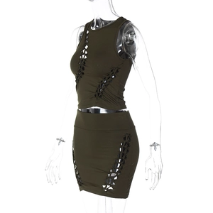 Détail de l'ensemble deux pièces vert armée avec laçage latéral ajouré et maille tricotée