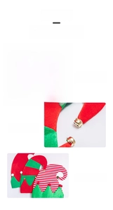 Dettaglio cappello da elfo a strisce rosse e verdi con campanelli e pompon morbidi
