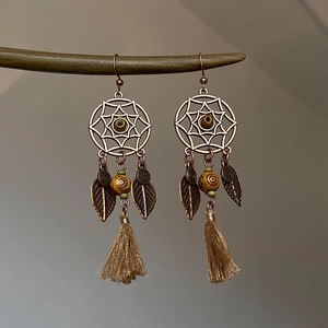 Boucles d'oreilles bohèmes attrape-rêves avec disques en bronze et glands en soie