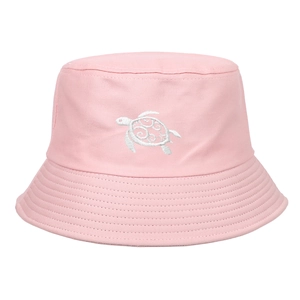 Chapeau bob en coton rose avec broderie de tortue de mer blanche sur fond blanc