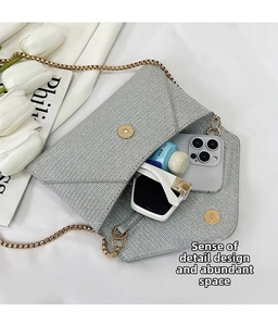 Innenansicht der silbernen Umschlagtasche mit Platz für Handy und diverse Accessoires