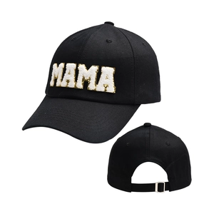 Détails de la broderie MAMA et boucle métallique réglable sur une casquette de baseball noire