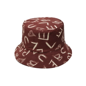 Dettaglio cappello alla pescatora bordeaux con stampa graffiti beige di cuori e lettere