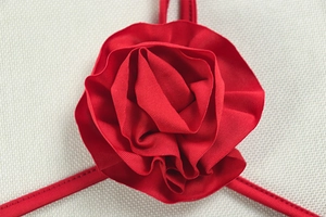 Détail de fleur de rose en tissu côtelé rouge sur une robe moulante sexy chic