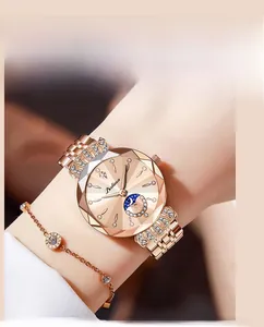 Détail de la montre à phase lunaire en or rose et ensemble bracelet diamant au poignet