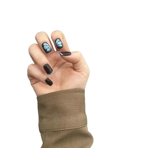 Faux ongles carrés courts avec effet œil de chat noir et motif papillon bleu