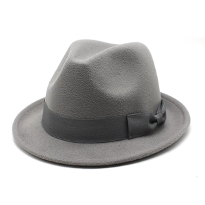 Dettaglio del cappello fedora in lana grigia con nastro in gros-grain e fiocco decorativo