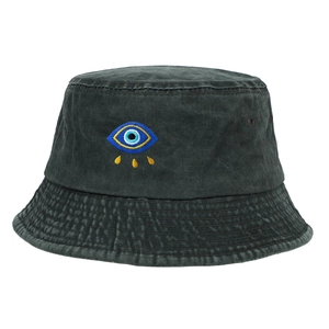 Gros plan détaillé sur la broderie de l'œil sur un chapeau bob en coton gris anthracite