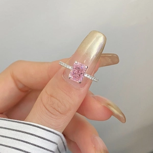 Détail d'une bague en argent S925 ornée d'un oxyde de zirconium rose taille ice-cut