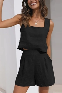 Détail d'un ensemble deux pièces en lin noir avec haut à col carré et short taille haute