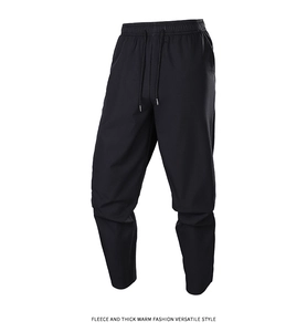 Dettaglio dei pantaloni in pile nero da uomo con elastico in vita e calda fodera spessa