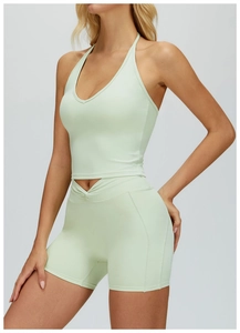 Détail de l'ensemble yoga vert menthe avec haut licou et short à taille croisée en V