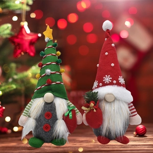 Détail de deux gnomes de Noël rouge et vert avec fond sapin et lumières bokeh chaudes