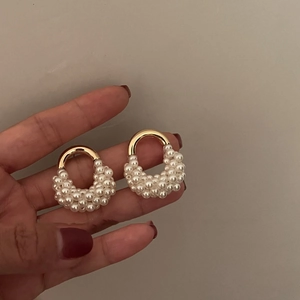 Élégantes boucles d'oreilles créoles dorées en U avec perles blanches denses pour femmes