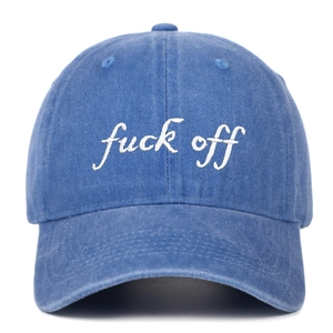 Détail de la broderie sur casquette en denim bleu délavé avec finition vintage