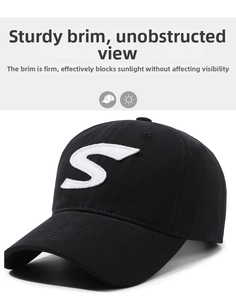 Gedetailleerd zicht op een zwarte honkbalpet met wit geborduurde letter S-logo