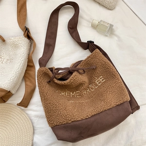 Détail du sac cabas en polaire marron et daim avec broderie dorée Crème Brûlée élégante