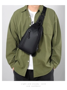 Vorderansicht einer schwarzen multifunktionalen Brusttasche mit verstellbarem Riemen