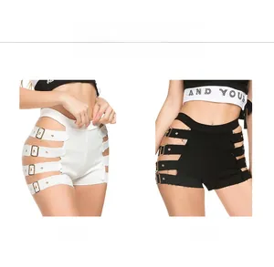 Detail der High-Waist-Hotpants mit seitlichen Metall-Schnallen in Schwarz und Weiß