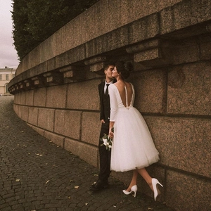 Robe de mariée en satin blanc avec dos nu, boutons décoratifs et jupe en tulle bouffante