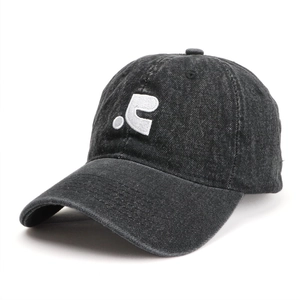 Détail de casquette vintage en denim gris foncé avec broderie blanche en relief 3D