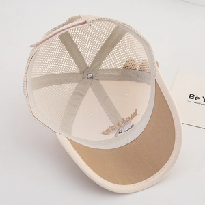 Vue détaillée de la casquette bébé montrant le filet respirant, le bandeau et la broderie