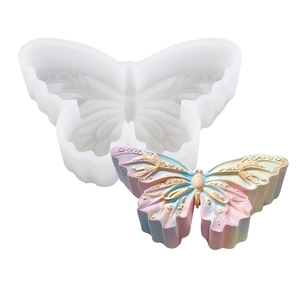 Gedetailleerde macro-opname van 3D vlinder siliconen mal met gekleurde harsmodellen
