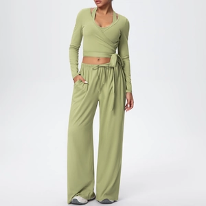 Détail du haut à nouer vert sauge et du pantalon de yoga taille haute à jambes larges