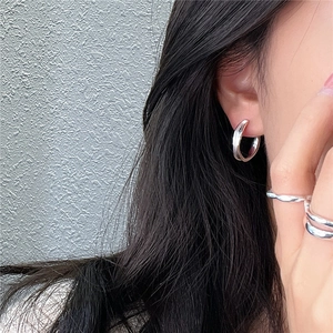 Orecchini a C minimalisti in argento sterling S925 con anelli metallici impilabili su modella