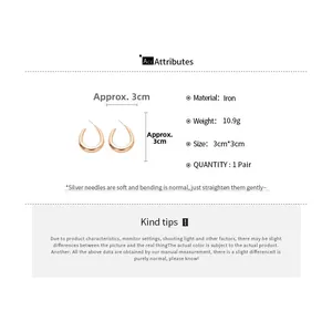 Detailed specs of 3cm golden U-shaped hoop earrings featuring silver needles and iron base