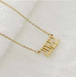 Détail macro du collier en acier inoxydable 18K avec pendentif année 2002 doré