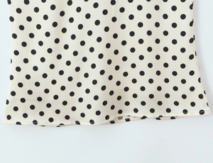 Détail du tissu en mousseline à pois avec une couture d'ourlet de haute qualité