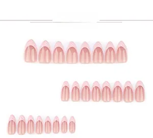 Detailansicht von mandelförmigen Kunstnägeln mit rosa Wirbel-Design im 24-Stück-Set