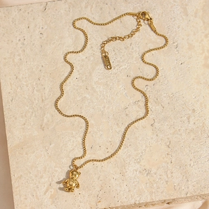 Detail of 18K gold-plated balloon dog pendant with lobster clasp and K18 hallmark