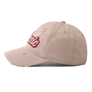 Detalle de gorra de algodón beige con bordado Classic rojo y acabado de estilo desgastado