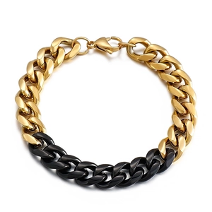 Détail d'un bracelet gourmette bicolore or et noir en acier inoxydable avec fermoir mousqueton