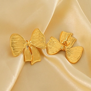 Boucles D'oreilles Puces Noeud Papillon Acier Inoxydable Plaqué Or 18K Métal Brossé Ruban Design Chic Pour Femmes