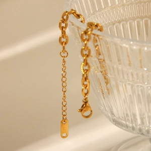18K gold plated stainless steel O-chain bracelet featuring a lobster clasp and logo tag