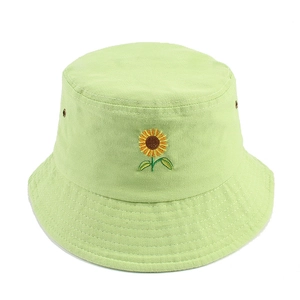 Bob en coton vert clair avec broderie de tournesol et œillets d'aération latéraux