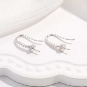 Détail macro de crochets d'oreilles en U en argent S925 avec zircon blanc incrusté