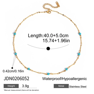 Détail du collier en acier inoxydable doré avec perles turquoise et spécifications