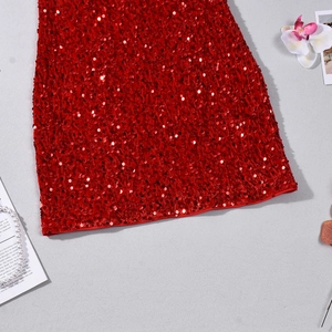 Détail de la texture et des paillettes rouges cousues sur une robe bustier moulante