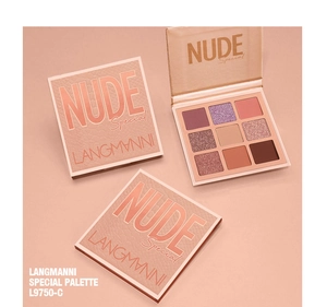 Détail de la palette de 9 fards à paupières avec textures mates et irisées tons nus