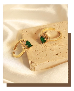 Dettaglio degli anelli a corona placcati in oro 18K con smeraldo a cuore e zircone