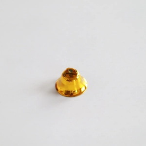 Gros plan d'une cloche en métal doré de 2,1 cm avec boucle pour décoration de Noël DIY