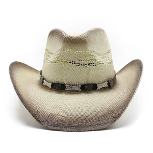 Détail du chapeau de cowboy en paille tissée avec étoiles en métal et bord dégradé